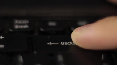 Parmak klavyedeki arka boşluk tuşuna basar. Yakın plan..