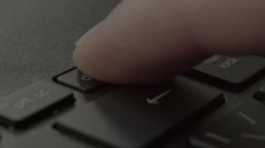 Parmak klavyedeki Sil düğmesine basar