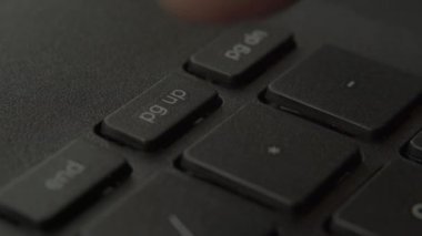 Parmak klavyedeki sayfa yukarı tuşuna basar