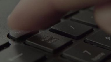 Parmak klavyedeki Numlock tuşuna basar