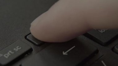 Parmak, klavyedeki silme düğmesine basar