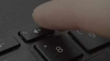 Parmak klavyedeki Ses Yukarı düğmesine basar.
