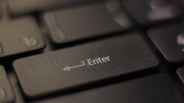 El dedo presiona el botón Enter del teclado. Primer plano . — Vídeos de Stock