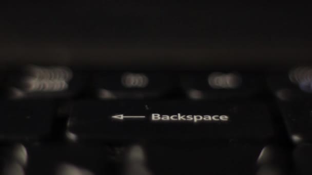 Prst stiskne tlačítko Backspace na klávesnici. Detailní záběr. — Stock video