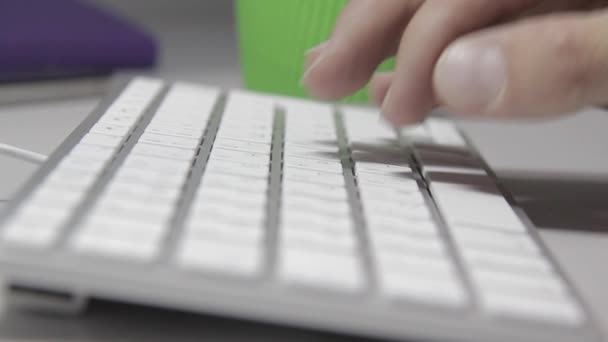 Eller Macbook klavyesine yazı yazıyor. Yakın plan. — Stok video