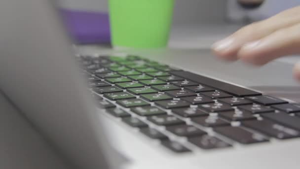 Händerna skriver på ett macbook-tangentbord. Närbild — Stockvideo