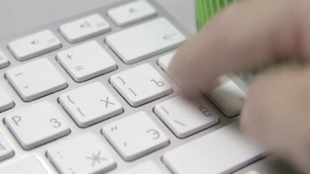 Las manos están escribiendo en un teclado de macbook. Primer plano — Vídeo de stock