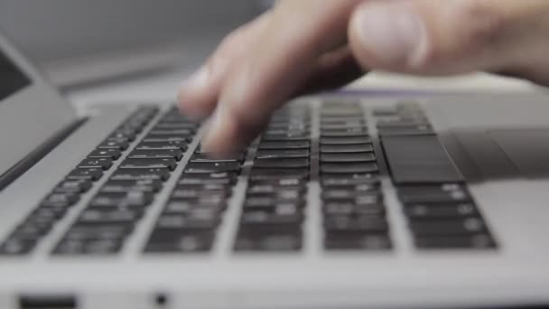 Hände tippen auf einer Macbook-Tastatur. Nahaufnahme — Stockvideo