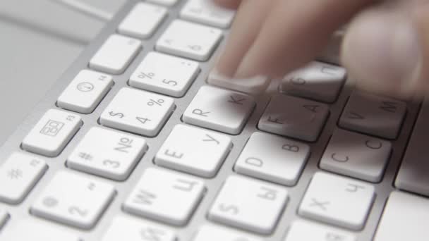 Las manos están escribiendo en un teclado de macbook. Primer plano — Vídeos de Stock