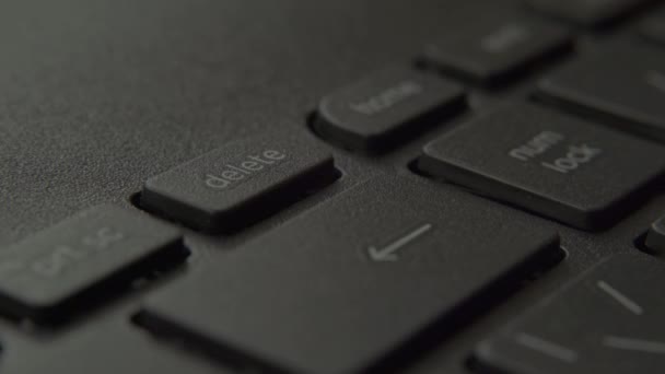 O dedo pressiona o botão backspace no teclado — Vídeo de Stock