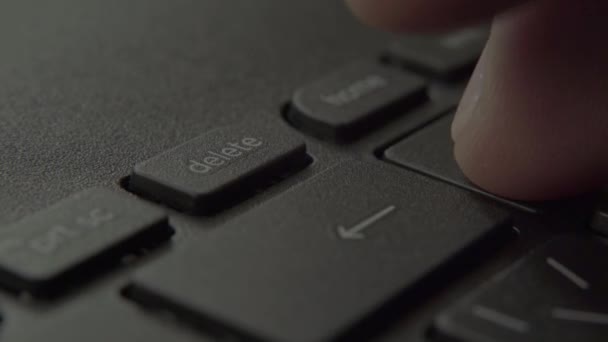 Fingret trycker på backspace-knappen på tangentbordet — Stockvideo