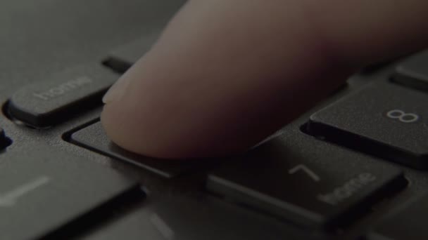 El dedo presiona el botón Numlock en el teclado — Vídeo de stock