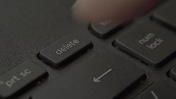 Finger trycker på ta bort knappen på tangentbordet — Stockvideo