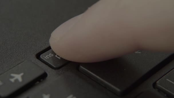 Der Finger drückt die Druckbildtaste auf der Tastatur — Stockvideo