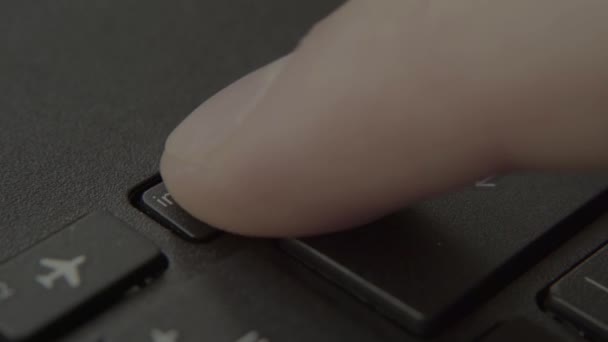 Пальчик нажимает кнопку экрана печати на клавиатуре — стоковое видео