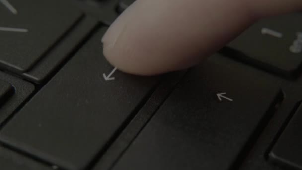 O dedo pressiona o botão Enter no teclado — Vídeo de Stock
