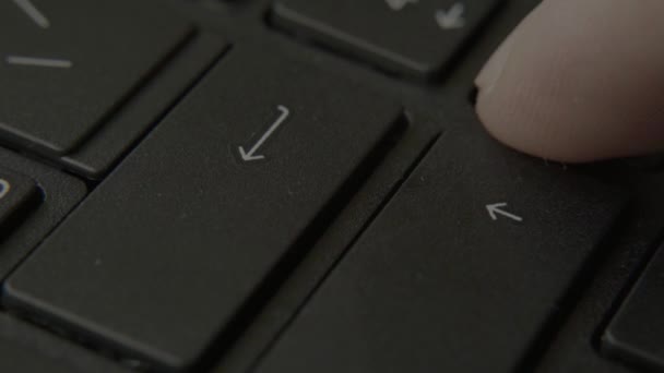 Der Finger drückt die Enter-Taste auf der Tastatur — Stockvideo
