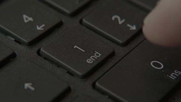 El dedo presiona un botón con un número en el teclado — Vídeos de Stock