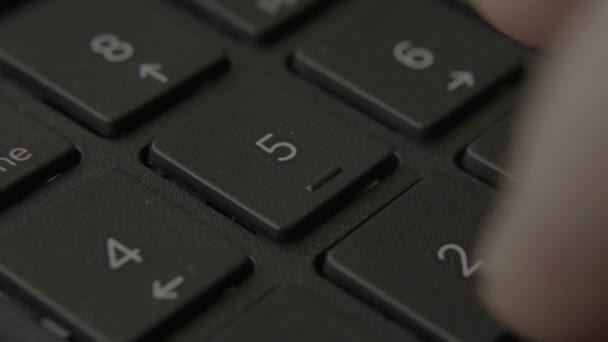 El dedo presiona un botón con un número en el teclado — Vídeo de stock