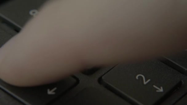 Palec naciska przycisk z numerem na klawiaturze — Wideo stockowe