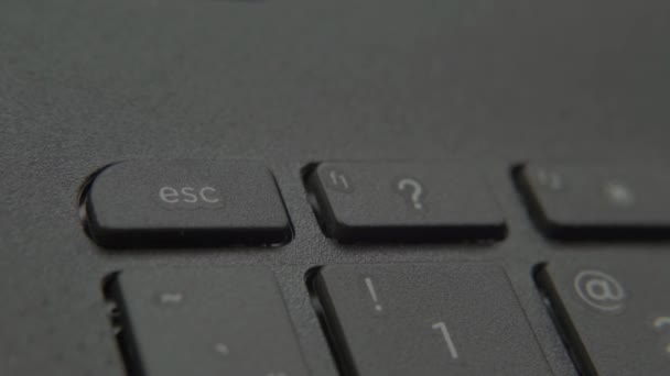 Палец нажимает кнопку Escape на клавиатуре . — стоковое видео
