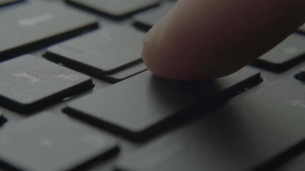 El dedo presiona el botón Enter en el teclado — Vídeos de Stock