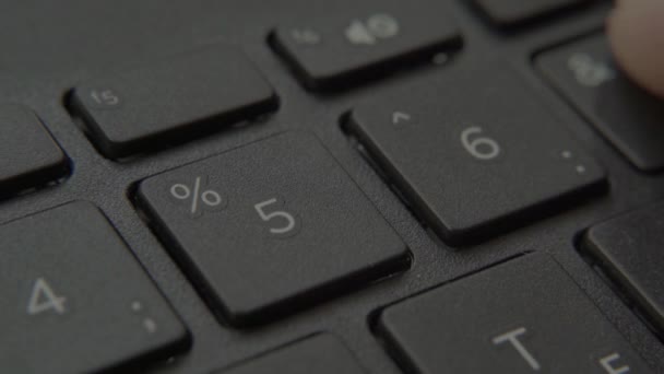 Палец нажимает кнопку с номером на клавиатуре — стоковое видео