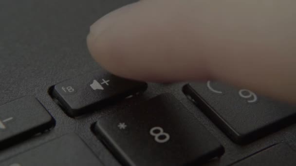 Палец нажимает кнопку Sound Up на клавиатуре . — стоковое видео