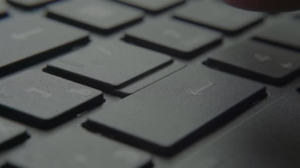 El dedo presiona el botón Enter en el teclado — Vídeo de stock