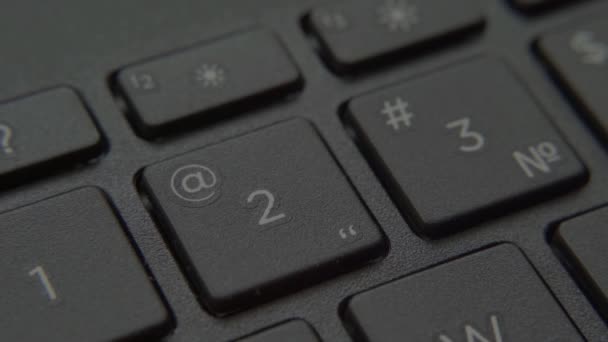 Le doigt appuie sur un bouton avec un numéro sur le clavier — Video