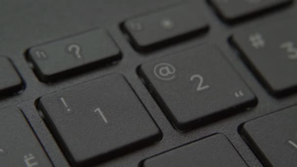 Le doigt appuie sur un bouton avec un numéro sur le clavier — Video