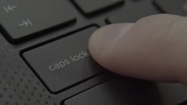 Palec naciska przycisk capslok na klawiaturze — Wideo stockowe