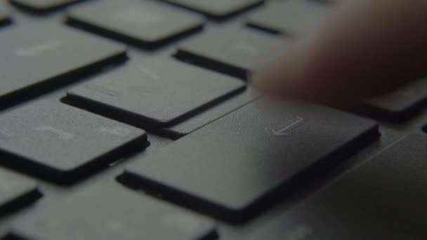 Палец нажимает кнопку Enter на клавиатуре — стоковое видео
