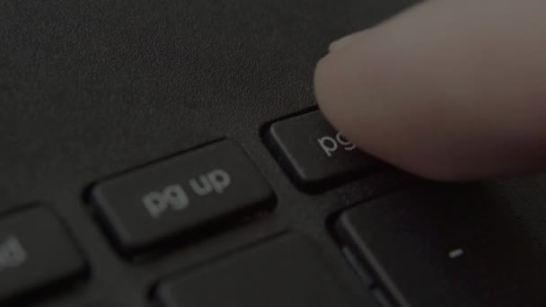 De vinger drukt op de Enter knop op het toetsenbord — Stockvideo