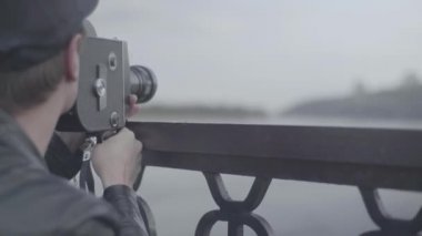 Erkek bir kameraman eski bir Krasnogorsk kamerasıyla video çekiyor. Kyiv. Ukrayna