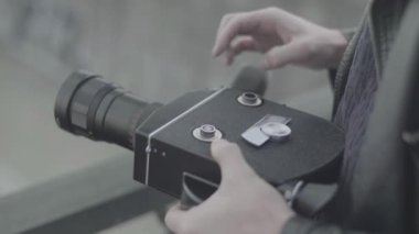 Erkek bir kameraman eski bir Krasnogorsk kamerasıyla video çekiyor. Kyiv. Ukrayna