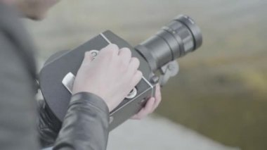 Erkek bir kameraman eski bir Krasnogorsk kamerasıyla video çekiyor. Kyiv. Ukrayna