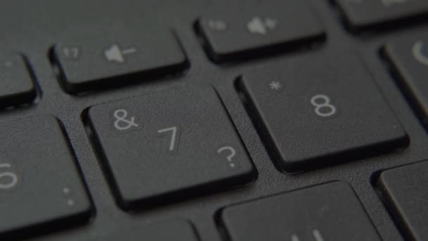 Le doigt appuie sur un bouton avec un numéro sur le clavier — Video