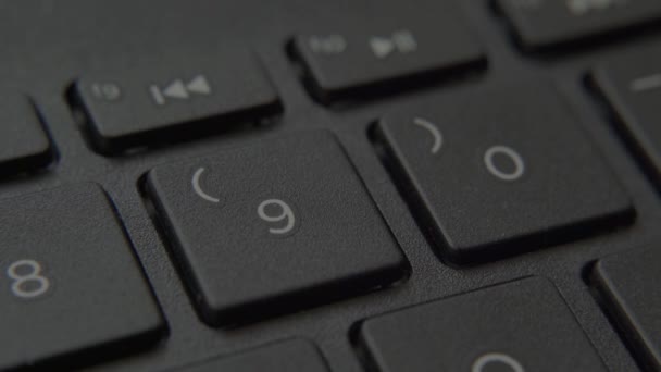 Le doigt appuie sur un bouton avec un numéro sur le clavier — Video