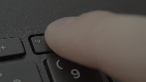 De vinger drukt op de terugspoel knop op het toetsenbord — Stockvideo