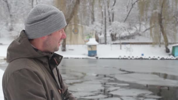男性カメラマンが冬に公園の古いヴィンテージカメラKrasnogorskでビデオを撮影します。キエフ。ウクライナ — ストック動画