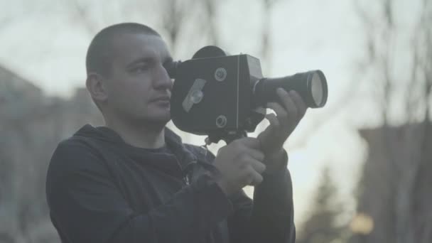 Um cameraman macho filma vídeo em uma velha câmera vintage Krasnogorsk. Kiev. Ucrânia — Vídeo de Stock