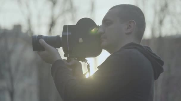 Um cameraman macho filma vídeo em uma velha câmera vintage Krasnogorsk. Kiev. Ucrânia — Vídeo de Stock