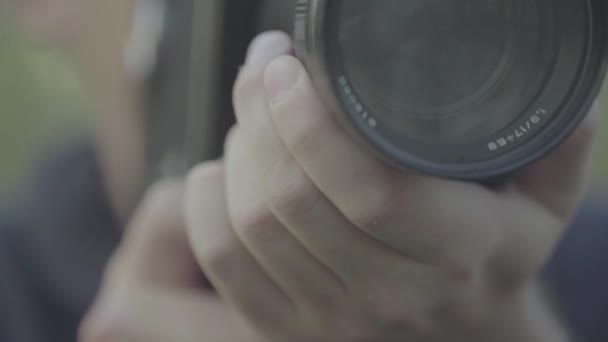 Un cameraman maschio gira video su una vecchia macchina fotografica d'epoca Krasnogorsk. Kiev. Ucraina — Video Stock