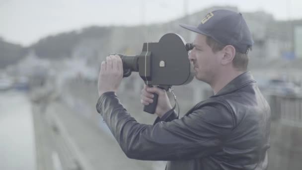Un camarógrafo masculino graba vídeo en una vieja cámara vintage de Krasnogorsk. Kiev. Ucrania — Vídeo de stock