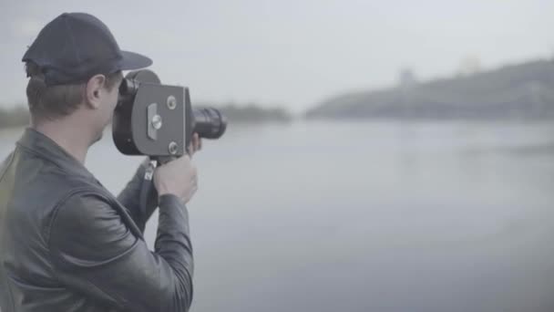 Un cameraman maschio gira video su una vecchia macchina fotografica d'epoca Krasnogorsk. Kiev. Ucraina — Video Stock