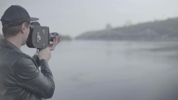 Um cameraman macho filma vídeo em uma velha câmera vintage Krasnogorsk. Kiev. Ucrânia — Vídeo de Stock