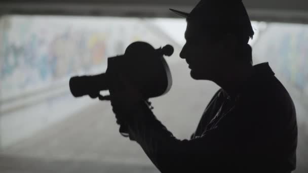 Egy férfi operatőr videót készít egy régi Krasnogorsk kameráról. Kijevben. Ukrajna — Stock videók