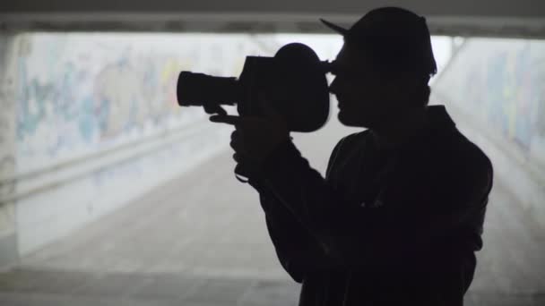 Un caméraman masculin tourne une vidéo sur une vieille caméra vintage Krasnogorsk. Kiev. Ukraine — Video