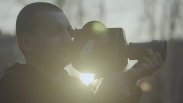 Muž kameraman natáčí video na staré kameře Krasnogorsk. Kyjev. Ukrajina — Stock video